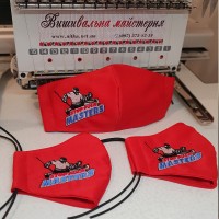 Вишивка логотипу спортивного клубу на масці для обличчя